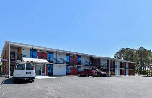 Valdosta Hotel | Family-Friendly OYO Hotel Valdosta GA I-75 with Pool