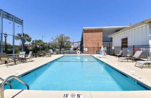Valdosta Hotel | Family-Friendly OYO Hotel Valdosta GA I-75 with Pool