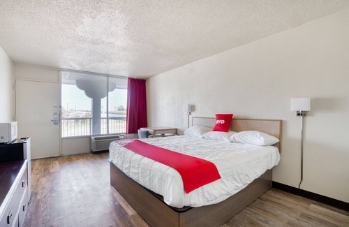 East Riverside Hotel | OYO Hotel Waco University Area/I-35