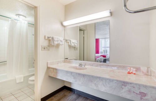 East Riverside Hotel | OYO Hotel Waco University Area/I-35