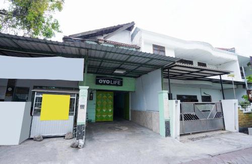 Surabaya Hotel | Cozy Haven: OYO Life 2309 Kost Si Mbok Vivi Getaway