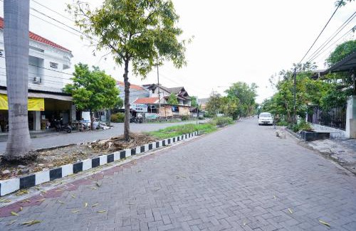 Surabaya Hotel | Cozy Haven: OYO Life 2309 Kost Si Mbok Vivi Getaway