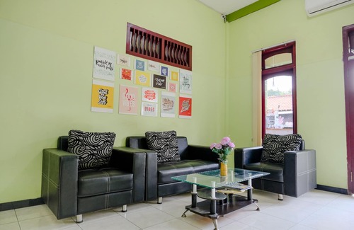 Tulungagung Hotel | Discover OYO Life 2508 Alba Suites: Family-Friendly Stay