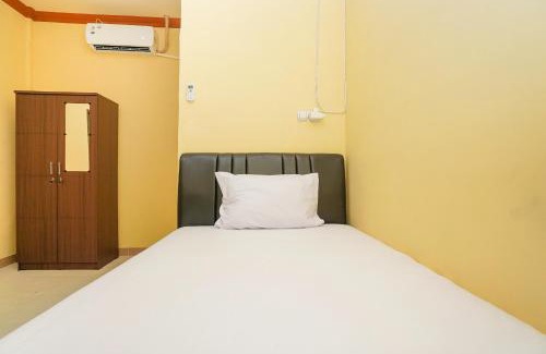 Gresik Hotel | OYO Life 2619 Kost Keluarga Cemara: Your Ideal Getaway