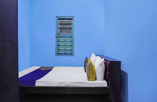 Surabaya Hotel | Budget-Friendly Stay at SPOT ON 91859 Kost Budhe Syariah