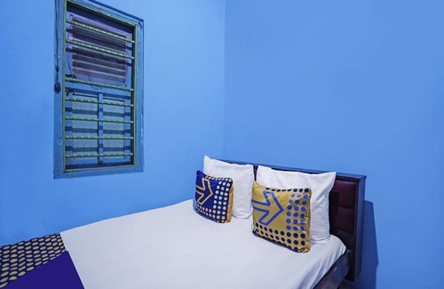 Surabaya Hotel | Budget-Friendly Stay at SPOT ON 91859 Kost Budhe Syariah