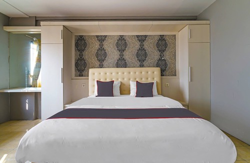 Cimahi Hotel | Discover The Edge Apartment: Poolside Retreat Awaits