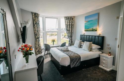 Newquay Hotel | Exceptional OYO Minerva Guesthouse with Oceanfront Pool