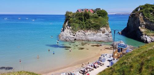 Newquay Hotel | Exceptional OYO Minerva Guesthouse with Oceanfront Pool