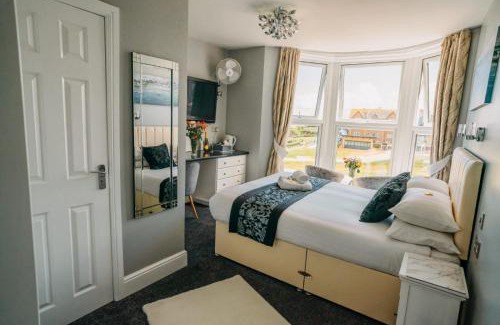 Newquay Hotel | Exceptional OYO Minerva Guesthouse with Oceanfront Pool