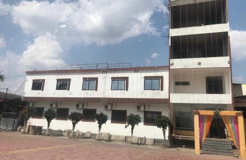 Shujalpur Hotel | Budget-Friendly Stay at OYO Nirmal Shree Garden with Breakfast