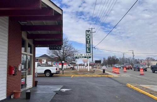 Ashland Hotel | Affordable Family Getaway at Palm Leaf Motel