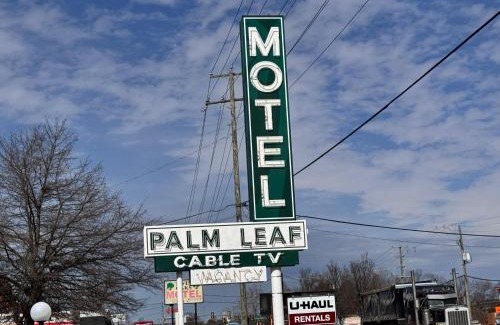Ashland Hotel | Affordable Family Getaway at Palm Leaf Motel
