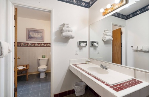 Burns Hotel | Budget-Friendly OYO Silver Spur with Breakfast & Kitchen