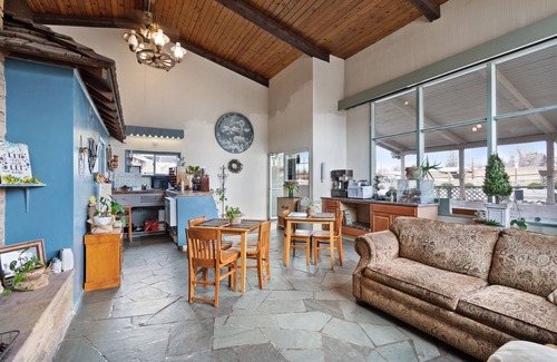 Burns Hotel | Budget-Friendly OYO Silver Spur with Breakfast & Kitchen