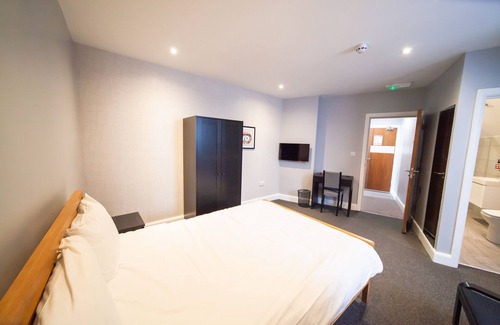 Tokyngton Hotel | Budget-Friendly Stay at OYO The Arch, Wembley Stadium