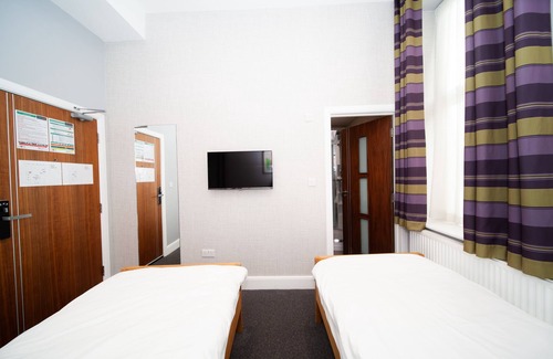 Tokyngton Hotel | Budget-Friendly Stay at OYO The Arch, Wembley Stadium