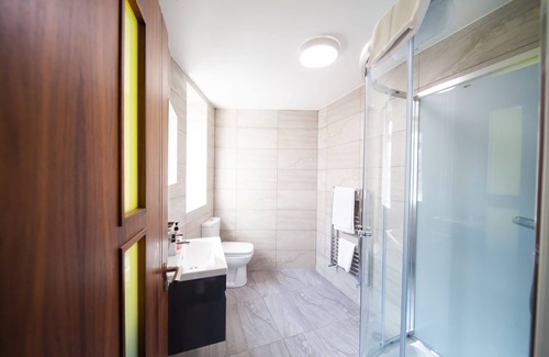 Tokyngton Hotel | Budget-Friendly Stay at OYO The Arch, Wembley Stadium