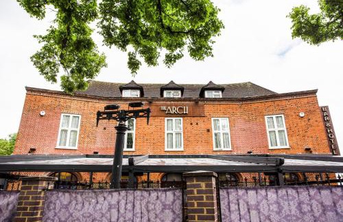 Tokyngton Hotel | Convenient Stay at OYO The Arch near Wembley Stadium