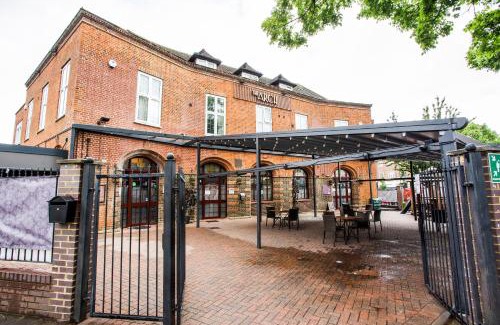 Tokyngton Hotel | Convenient Stay at OYO The Arch near Wembley Stadium