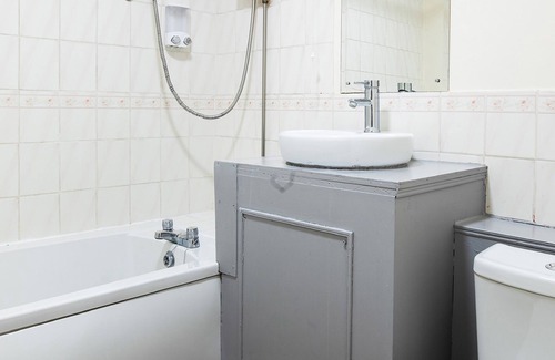 Wembley Park Hotel | Budget-Friendly Stay at OYO The Green Man Pub and Hotel