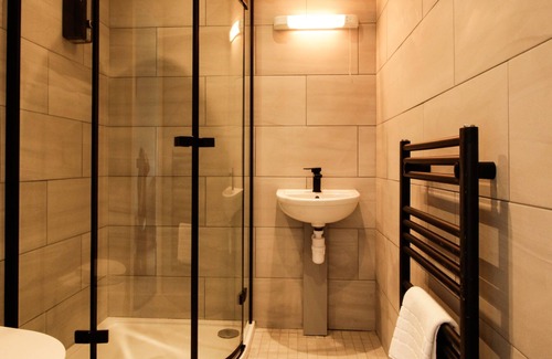 Messing Hotel | Discover Kings Arms: Guest Rated 8.4 with Family Amenities