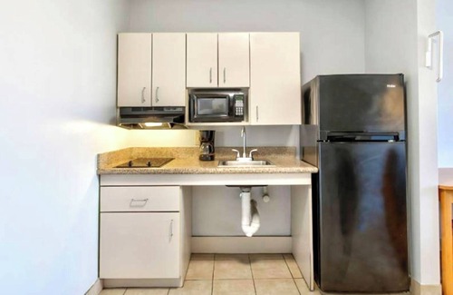 Sulphur Hotel | Comfortable OYO Hotel Sulphur with Kitchenette & Pool