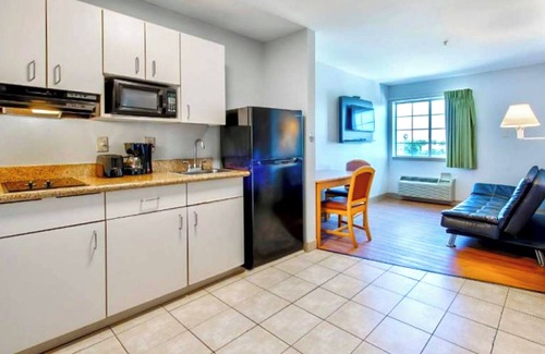 Sulphur Hotel | Comfortable OYO Hotel Sulphur with Kitchenette & Pool
