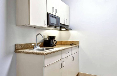 Sulphur Hotel | Comfortable OYO Hotel Sulphur with Kitchenette & Pool