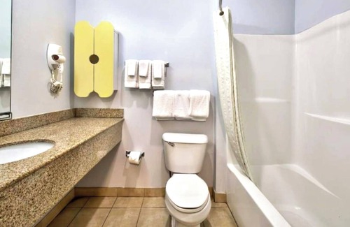 Sulphur Hotel | Comfortable OYO Hotel Sulphur with Kitchenette & Pool