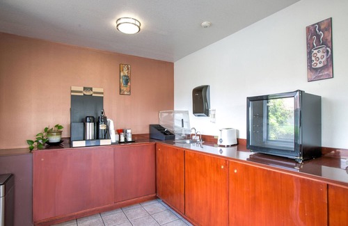 Woodland Hotel | Inviting OYO Woodland Hotel with Breakfast and Family Amenities