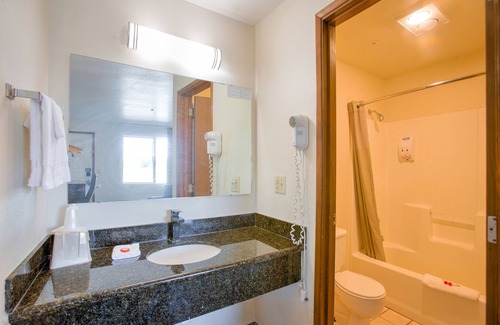 Woodland Hotel | Inviting OYO Woodland Hotel with Breakfast and Family Amenities