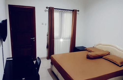 Moni House | Budget-Friendly OYOecocheap Lodge Near Flores Tour Agency