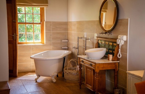 Oyster Bay Cabin | Relaxing Oyster Bay Lodge with Ocean Views & Top Amenities