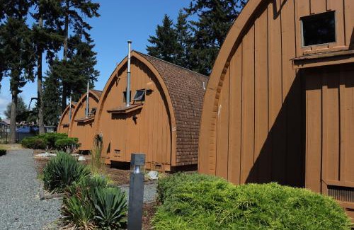 Campbell River Resort | Oyster Bay Resort: Oceanfront Retreat with Hot Tub Access