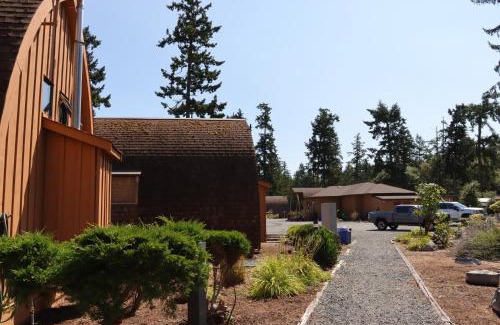 Campbell River Resort | Oyster Bay Resort: Oceanfront Retreat with Hot Tub Access