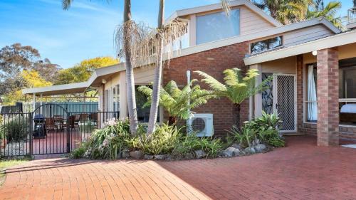 Merimbula House | Oyster View: Family-Friendly Retreat with Pool & Breakfast