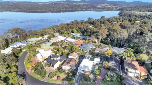 Merimbula House | Oyster View: Family-Friendly Retreat with Pool & Breakfast