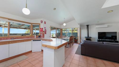 Merimbula House | Oyster View: Family-Friendly Retreat with Pool & Breakfast