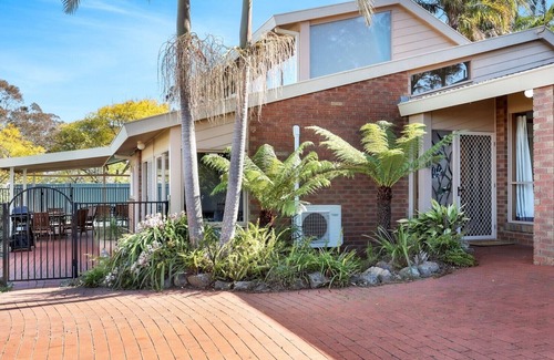 Merimbula House | Oyster View: Ideal Retreat for Families with Oceanfront Bliss