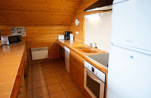 Oz House | Cozy Oz/Alpe d'Huez Retreat Near Slopes with Hot Tub