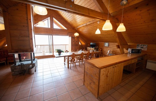 Oz House | Cozy Oz/Alpe d'Huez Retreat Near Slopes with Hot Tub