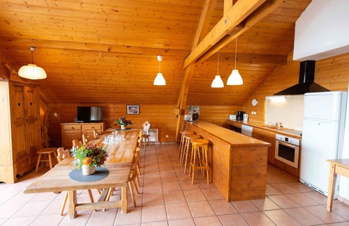 Oz House | Cozy Oz/Alpe d'Huez Retreat Near Slopes with Hot Tub