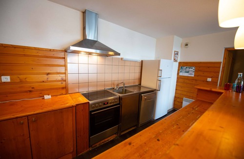Oz Ski Chalet | Cozy Retreat Near Oz/Alpe d'Huez Slopes with Hot Tub