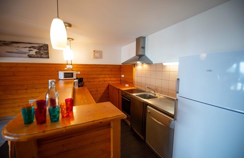 Oz Ski Chalet | Cozy Retreat Near Oz/Alpe d'Huez Slopes with Hot Tub