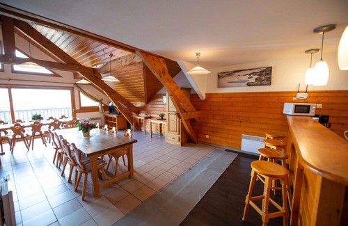 Oz Ski Chalet | Cozy Retreat Near Oz/Alpe d'Huez Slopes with Hot Tub