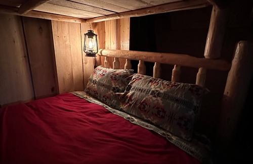 Seward Cabin | Oz Lodge: Bunkhouse - Ideal Retreat for Families & Friends