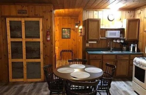 Teresita House | Ozark Getaway! Near Jacks Fork River with Free Parking! Pets Allowed!