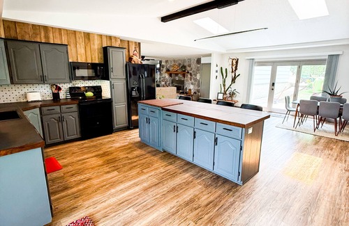 Roach House | Discover Ozark Outing: Breathtaking Lake Views & Pool Access