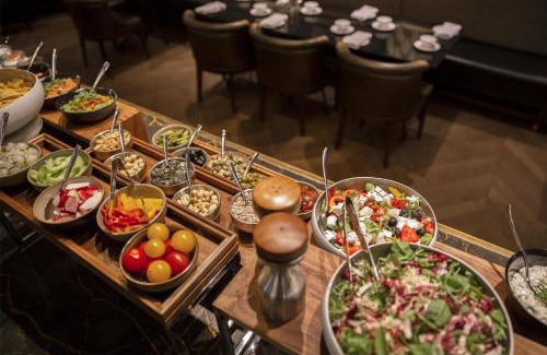 Inner City Budapest Hotel | Elegant Párisi Udvar Hotel Budapest: Pet-Friendly & Scenic
